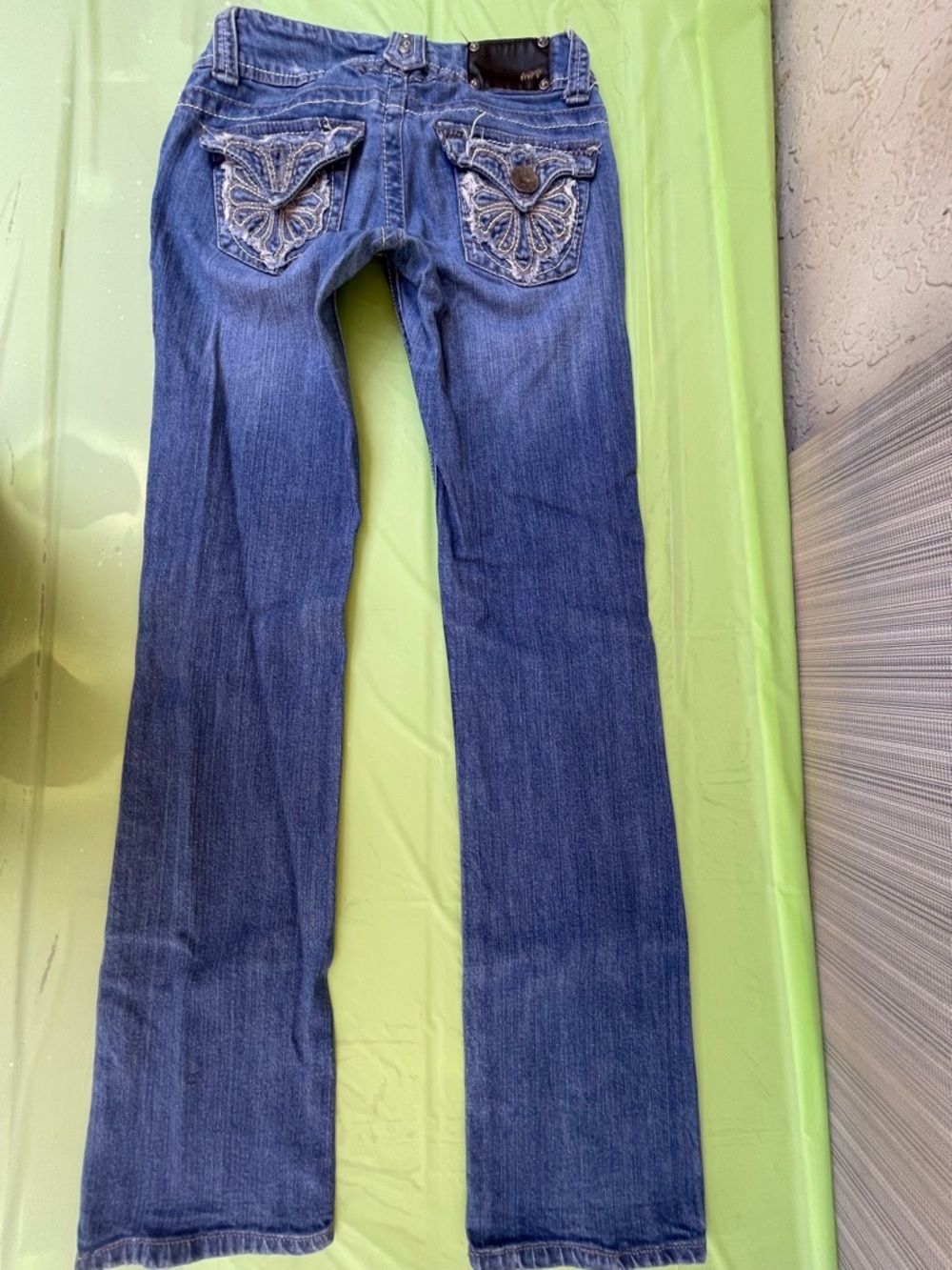 LOW RISE BOOT LEG JOLT JEANS WITH EMBROILED FLAP POCKETS LIGHT SIZE 1 JUNIORS - Picture 2 of 15